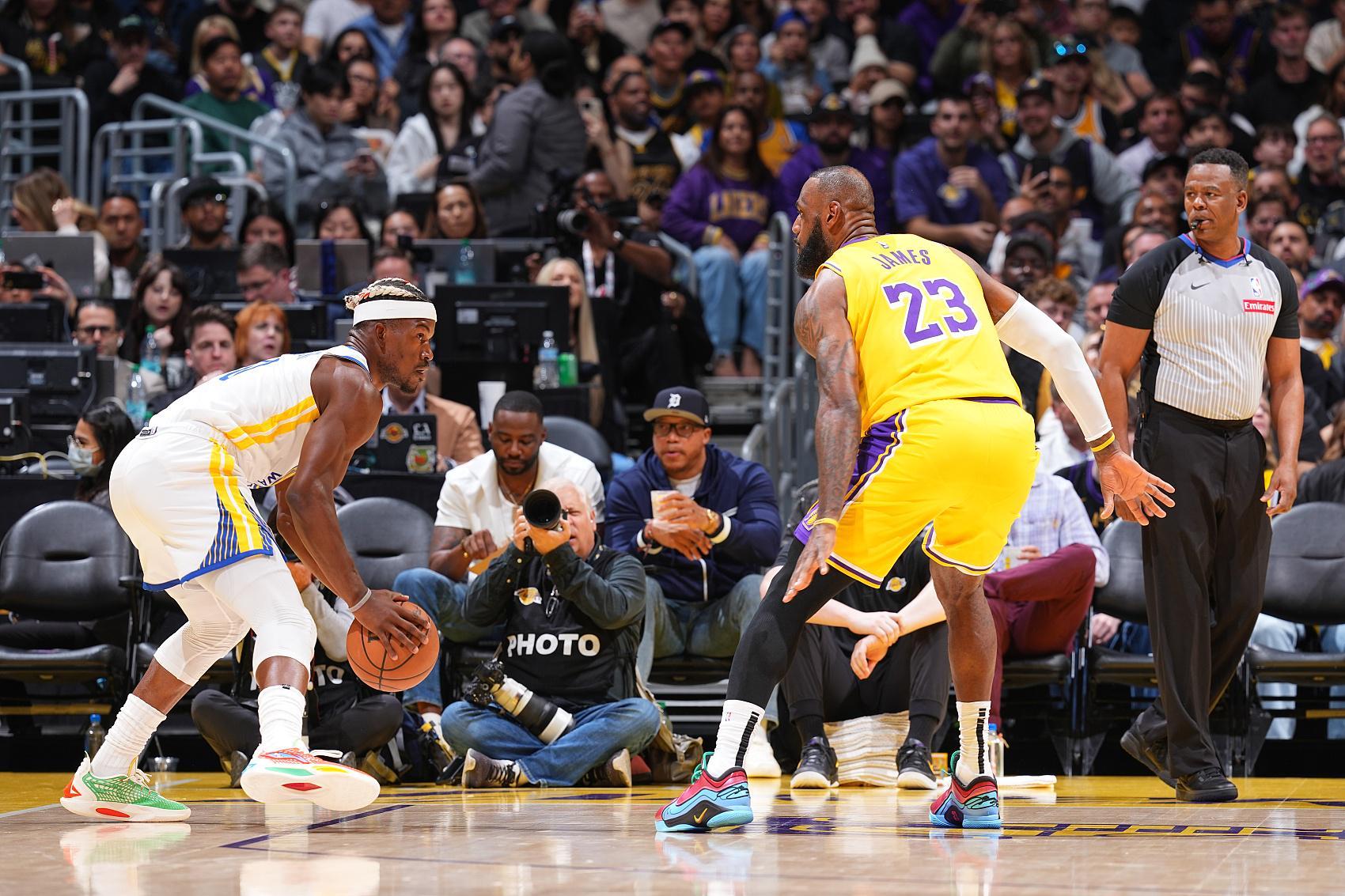 星空体育在线-湖人自媒体:湖人无意用詹姆斯交易勇士的巴特勒或库明加