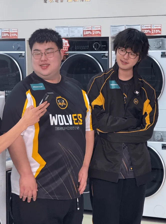 星空体育官方网站-狼队发布小胖、归期合照：上野还在加班