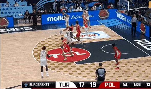 星空体育在线-灵活！博纳接队友助攻顺势转身至篮下，轻松完成双手暴扣