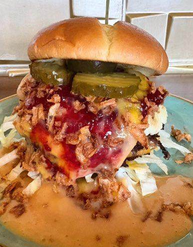 嘲讽伊萨克叛逃,纽卡酒吧推出“瑞典鼠辈”汉堡