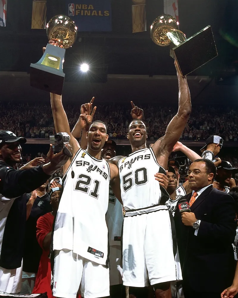 星空体育娱乐-SLAM回顾马刺队史夺冠合照：赢球，就是唯一的标准